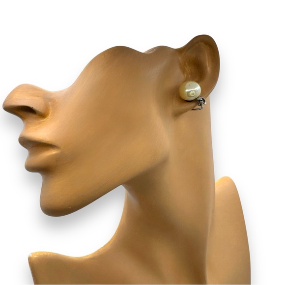 Christian Dior Late 1970's Vintage Glass Pearl Clip Earrings - Picture 7 of 12